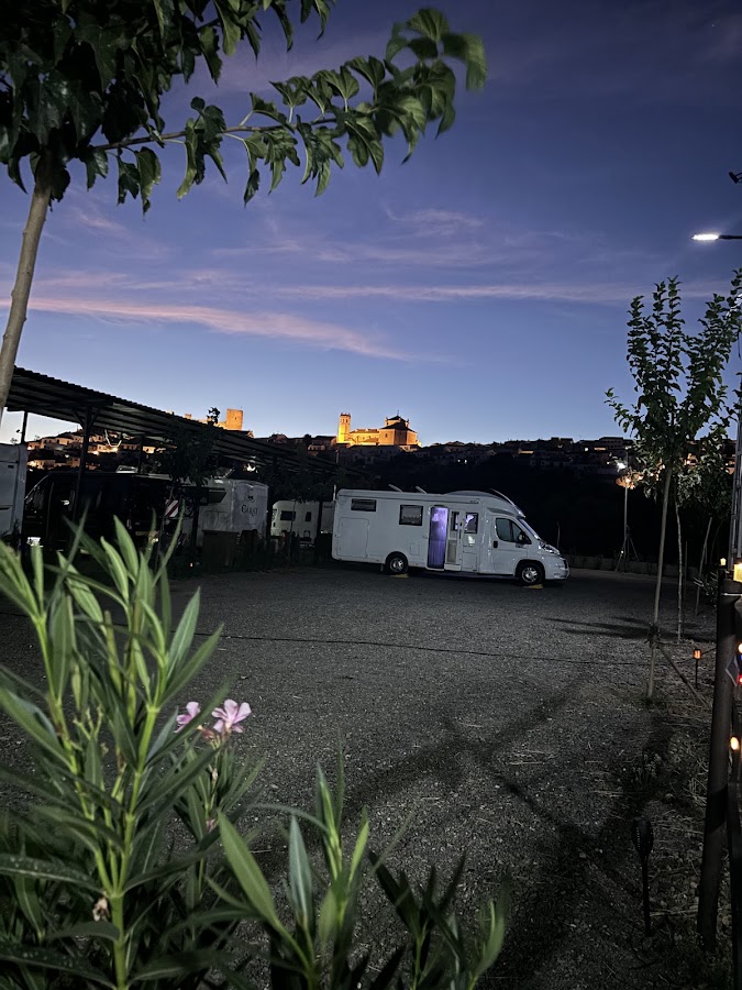 Área de autocaravanas y camper baños de la encina